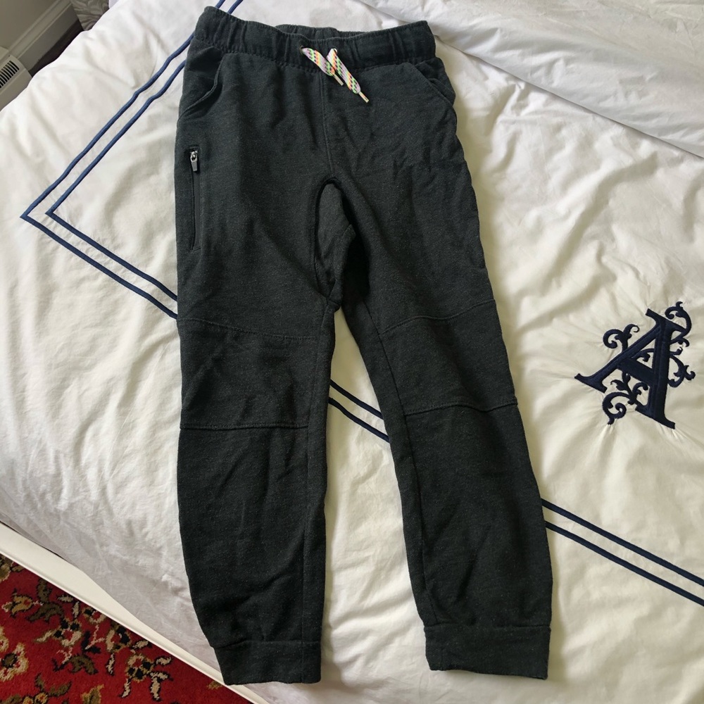 Cat and Jack gray drawstring joggers. Small (6/7)